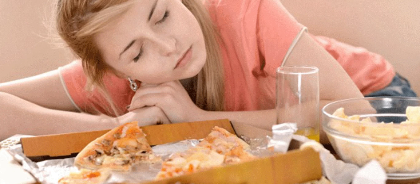 Αυτός είναι ο λόγος που μας πιάνει υπνηλία μετά το φαγητό